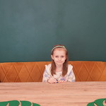 Dziewczynka przy stole - 4.JPG