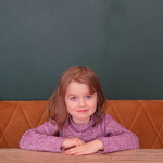Dziewczynka przy stole-3.JPG