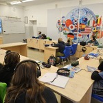 uczniowie podczas lekcji z native speakerem 12.jpg