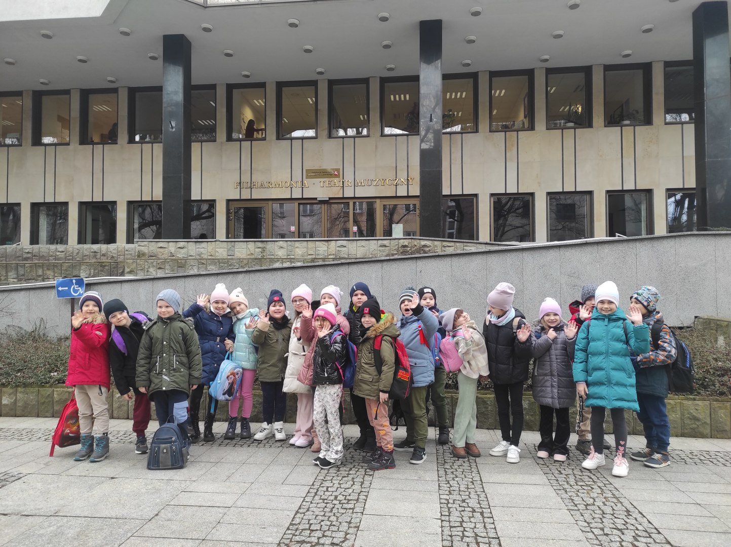 1 - Dzieci przed budynkiem Opery Lubelskiej.jpg