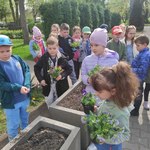 2 - Dzieci przygotowujące się do sadzenia kwiatów.jpg
