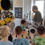 Chłopiec patrzy przez teleskop 2.jpg