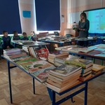 nauczyciel bibliotekarz przeprowadza lekcję biblioteczną w klasie 1.jpg