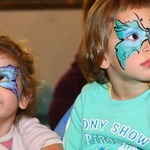Dzieci z pomalowanymi twarzami