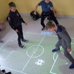 Chłopcy grają w piłkę nożną na Magicznym Dywanie..jpg