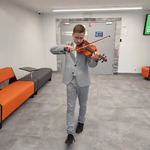 29-Uczeń gra na skrzypcach.jpg