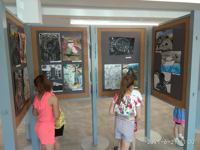 Dzieci oglądające wystawę.jpg