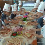 dzieci robiące pizzę.jpg