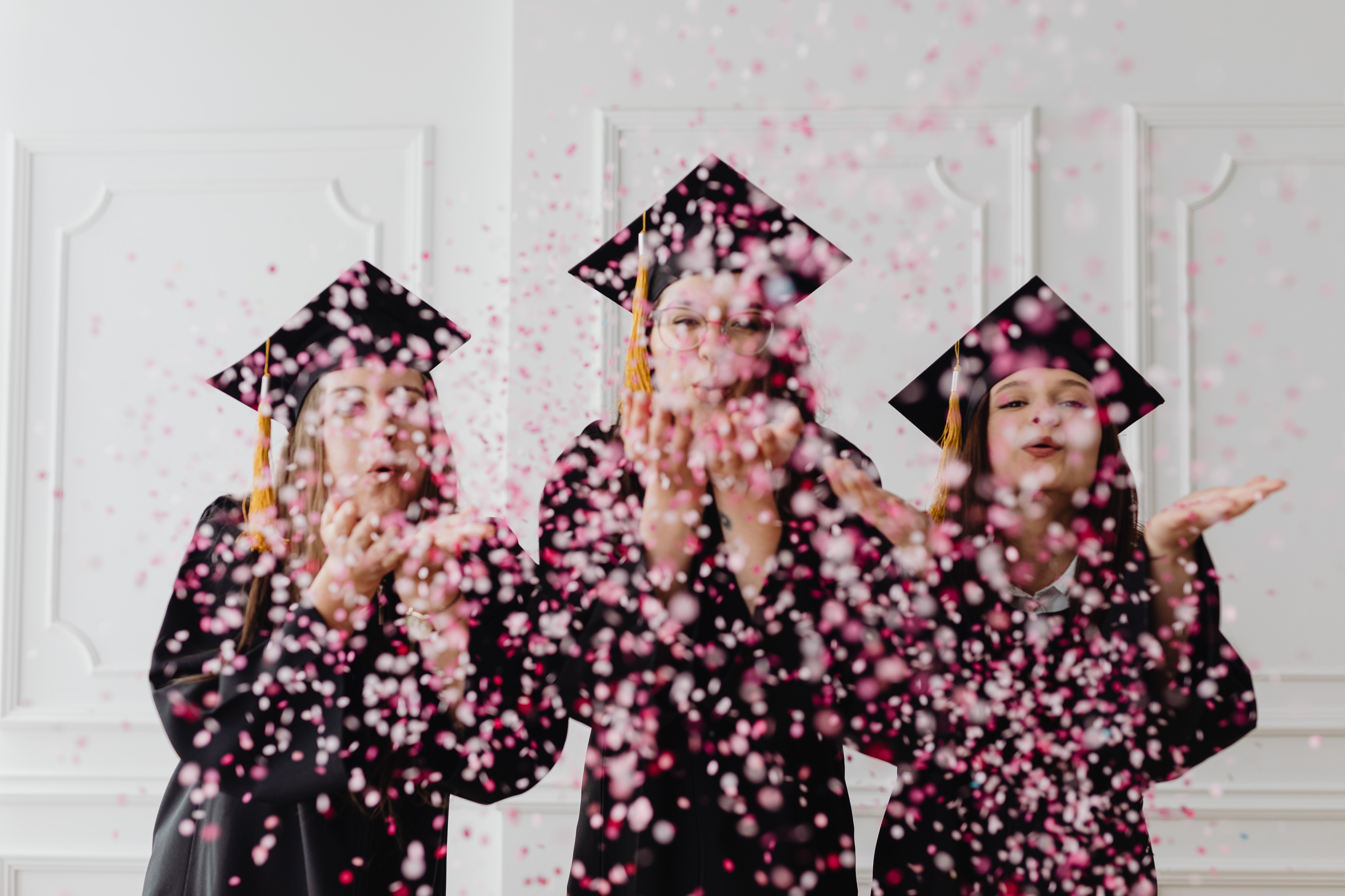dziewczyny w togach i różowe confetti.jpg