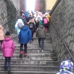 Uczniowie spacerują po Sandomierzu.jpg