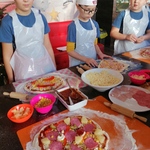 6.Uczniowie klasy 2b przygotowują pizze..jpg