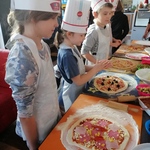 7. Uczniowie klasy 2b przygotowują pizze..jpg