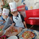 4.Uczniowie klasy 2b przygotowują pizze..jpg