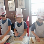 10. Uczniowie klasy 2b przygotowują pizze..jpg