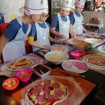 Uczniowie klasy 2b przygotowują pizze..jpg