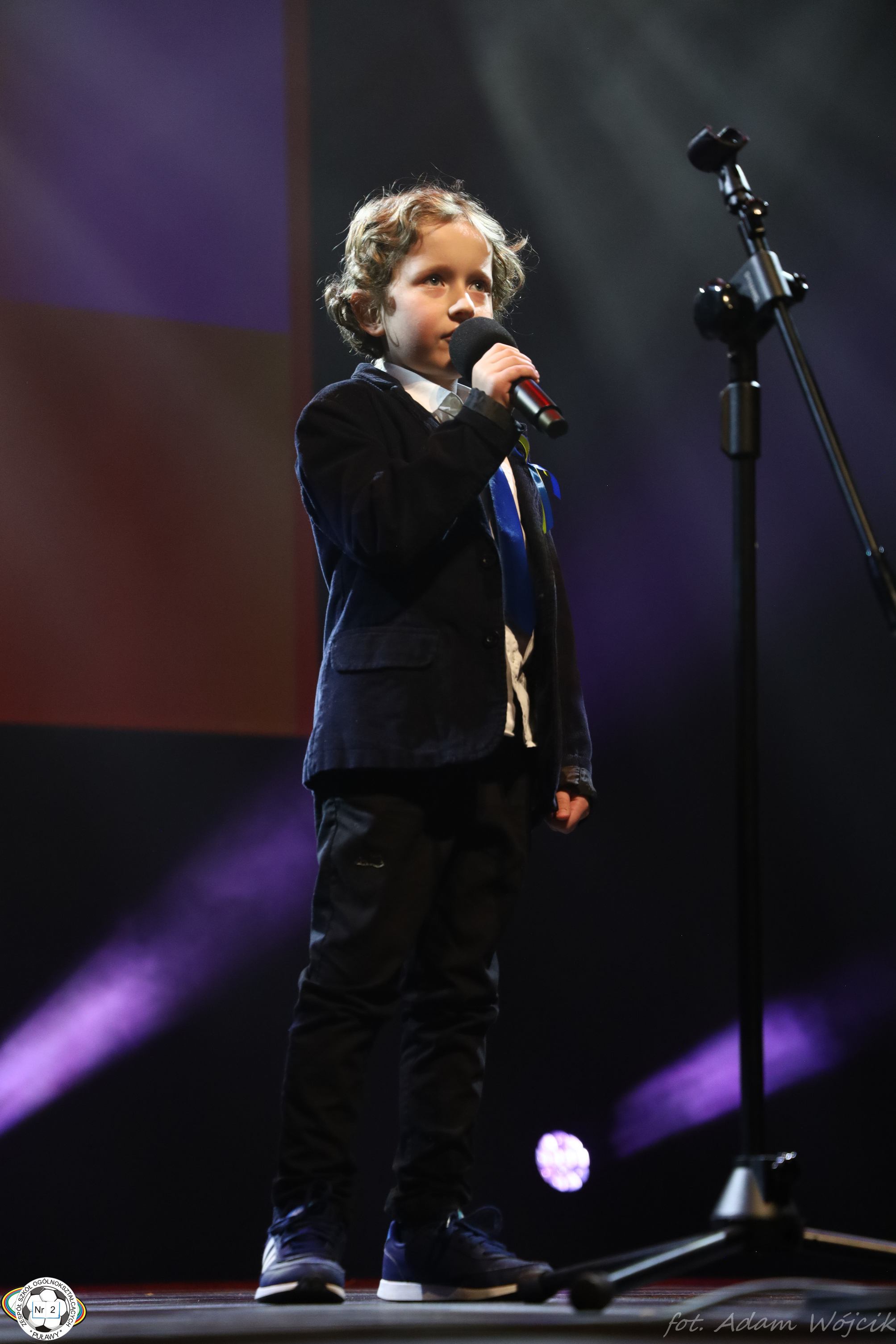 Szymon Mazurek na scenie z mikrofonem Koncert dla Ukrainy.jpg