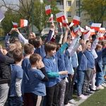 uczniowie z flagami.JPG