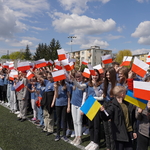 uczniowie machający flagami.JPG