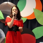 Magdalena Nowak na secnie - Festiwal Piosenki Europejskiej w Lublinie.jpg