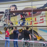 5 - Władze miasta pomagają malować mural.jpg