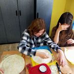 Uczennice przygotowują tortillę.jpg