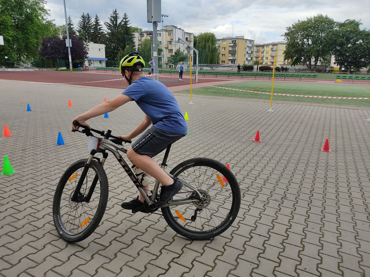 Uczeń rowerem pokonuje ósemkę.jpg