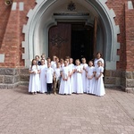 Uczniowie klasy 3b z wychowawczynią przed kościołem w Wąwolnicy.jpg