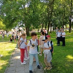 Uczniowie podczas spaceru w Wąwolnicy.jpg
