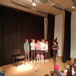 Uczennice klasy 3b podczas występu teatralnego w MDK.jpg