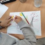 7 - Chłopiec wykonujący jesienny rysunek.jpg
