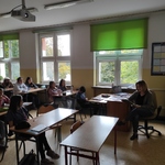 Uczniowie i nauczyciel czytający książkę (2).jpg