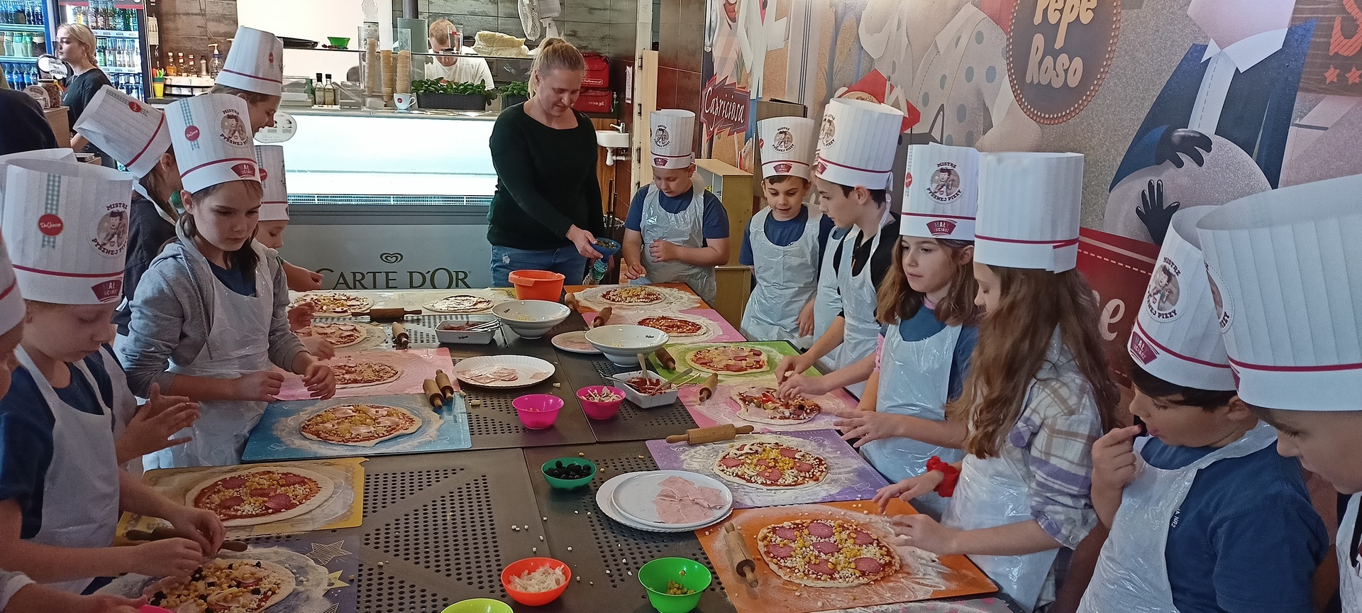 uczniowie przygotowujący kolorowe pizze.jpg