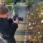 11 - uczennica klasy 3 fotografująca kwiaty.jpg