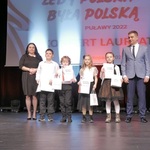 Przewodnicząca Rady Miasta, Prezydent Miasta Puławy, Szymon Mazurek i troje dzieci - Koncert Laureatów.jpg