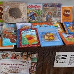 Światowy Dzień Pluszowego Misia w bibliotece szkolnej - wystawa książek (2) (2).JPG