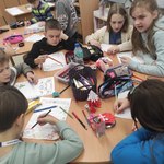 11 - Grupa dzieci pisząca list do Św. Mikołaja.jpg