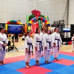 Uczestnicy mikołajkowego turnieju karate.jpg