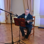 Pan Grabarski z gitarą.JPG