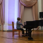 Uczeń grający na fortepianie.JPG
