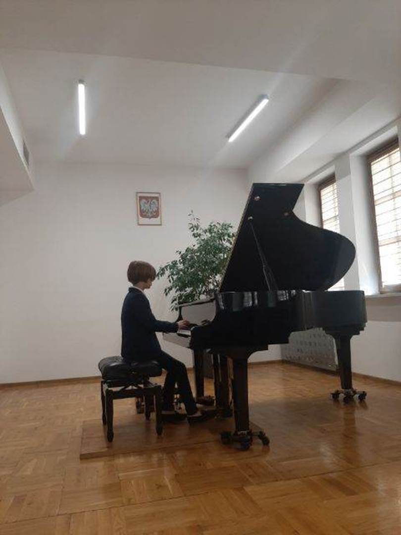 Leon grający na fortepianie.jpg