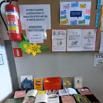 Wystawa książek i tablica informacyjna.jpg