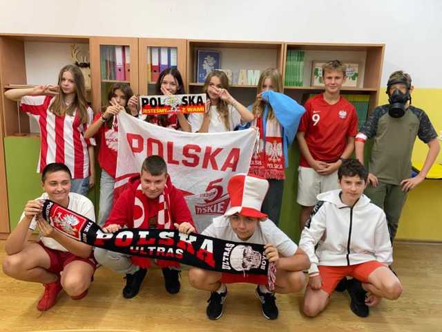 Uczniowie klasy 7c przebrani w barwy Polski - laureaci 1 miejsca.jpg