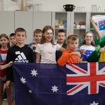 Uczniowie klasy 4a przebrani w barwy Australii.jpg