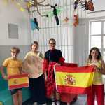 Uczniowie klasy 6b przebrani w barwy Hiszpanii - laureaci 2 miejsca.jpg