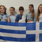Uczniowie klasy 6a przebrani w barwy Grecji.jpg