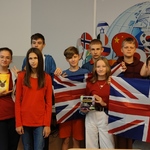 Uczniowie klasy 8a przebrani w barwy Zjednoczonego Królestwa Wysp Brytyjskich i Północnej Irlandii.jpg