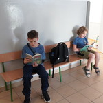 Grupa uczniów czytających książki (18).JPG