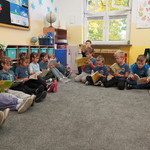 Grupa uczniów czytających książki (22).JPG