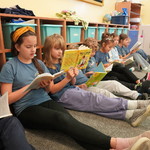 Grupa uczniów czytających książki (24).JPG