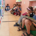Grupa uczniów czytających książki (26).JPG